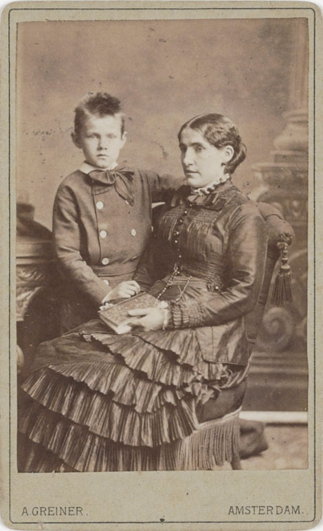 Kee Vos Stricker with her son, 1880